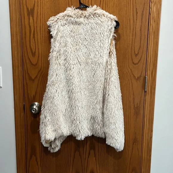 Faux fur vest - Picture 3 of 5